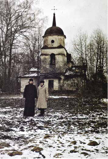О. Евгений и м. Ольга на фоне церкви.  Весна 1993 года