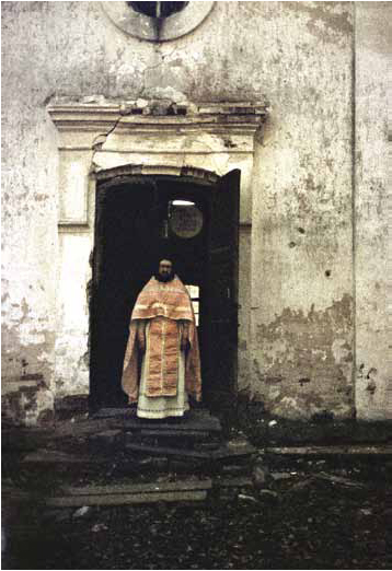 О. Евгений на северном крыльце храма.  Июль 1993 года