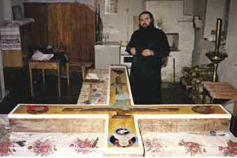 Иеромонах Довмонт расписывает Крест.  Февраль 1998 года